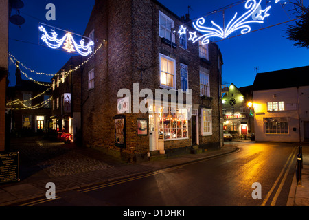 Grüner Drache Hof und Castlegate an Weihnachten Knaresborough North Yorkshire England Stockfoto