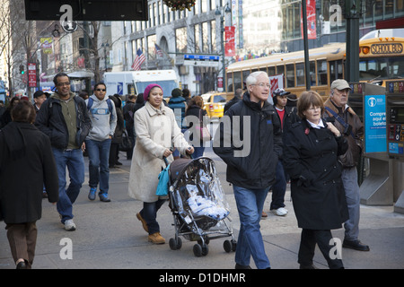 34th Street und 7th Avenue im Herzen Ofd den Fashion District in Manhattan, NYC. Stockfoto