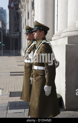 Wachen, Palacio De La Moneda, Website der chilenischen Regierung in Santiago, Chile, Südamerika Stockfoto