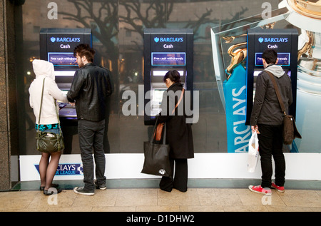 Menschen Sie bekommen Geld an drei Geldautomaten der Barclays Bank, MK-Center, Milton Keynes, Buckinghamshire UK Stockfoto