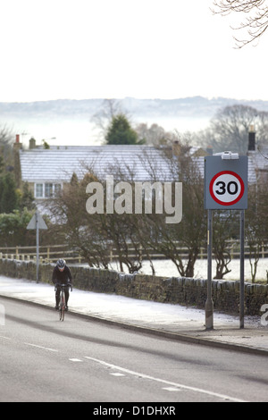 Radfahrer auf UK-Straße in frostigen Wetter Stockfoto