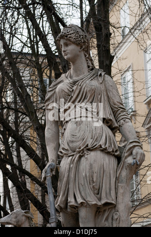 Stein-Statue der Göttin Diana vor Rathaus in Lviv, Ukraine. Baujahr 1973. Stockfoto