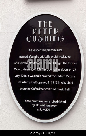 Gedenktafel an der ehemaligen Oxford Kino, jetzt im Besitz einer Gastwirtschaft in Whitstable, Kent, genannt "The Peter Cushing" von JD Gasthaus. Stockfoto