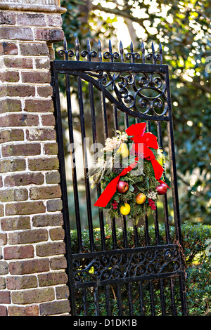 Adventskranz auf ein Eisentor eines historischen Hauses in Charleston, South Carolina. Stockfoto