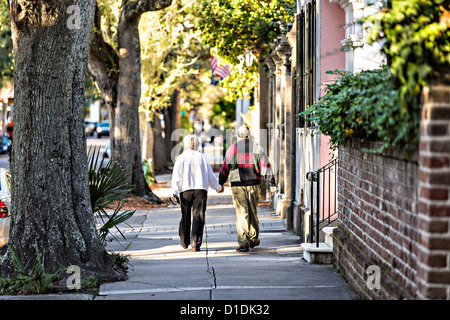 Ein älteres Ehepaar gehen Sie historische Meeting Street in Charleston, South Carolina. Stockfoto