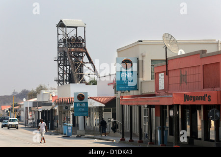 Tsumeb, Namibia. Präsident Straße mit Förderturm des ehemaligen Kupfermine Stockfoto