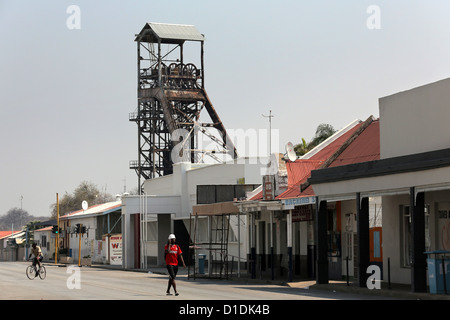 Tsumeb, Namibia. Präsident Straße mit Förderturm des ehemaligen Kupfermine Stockfoto