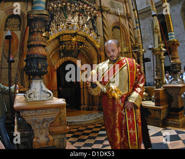 Orthodoxer Priester schwingen Weihrauch Aedikula von Tomb of Jesus Jerusalem Collection Stockfoto