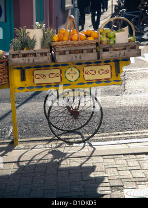 Ein Obst- und Gemüse Warenkorb in Brighton. Stockfoto