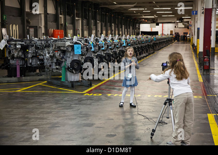 Sieben-jährige Mädchen Bericht für Kid Witness News anlässlich eines Besuches von Präsident Barack Obama in Detroit Diesel Fabrik. Stockfoto
