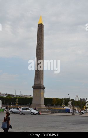 Der Obelisk von Luxor steht im Zentrum von Place De La Concorde in Paris. Es stammt ursprünglich aus dem Luxor-Tempel in Ägypten. Stockfoto