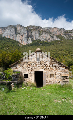 Einsiedelei von San Anton (Ermita de San Antón), in der Nähe von San Vitorian, an den Hängen des Pena Montanesa, Provinz Huesca, Aragon, Spanien Stockfoto