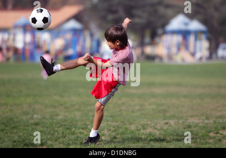 Jungen spielen Fußball im Bereich Park - authentische Action - Kopie Stockfoto