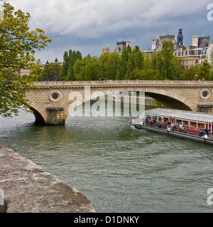 Bateau Mouche Riverboat am Fluss Seine Paris Frankreich Europa Stockfoto