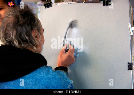 Straße Künstler bei der Arbeit Zeichnung portrait in Place du Tertre Montmartre Paris Frankreich Europa Stockfoto