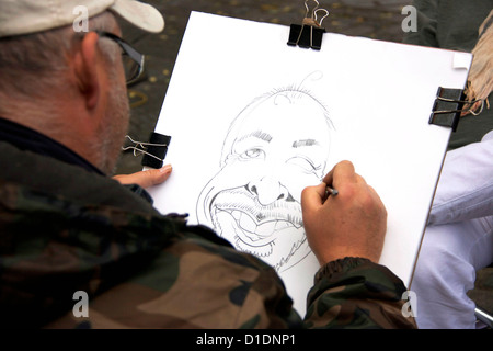 Künstler bei der Arbeit auf Karikatur-Portrait in Place du Tertre Montmartre Paris Frankreich Europa Stockfoto