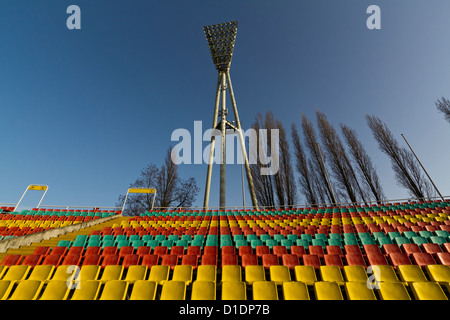 Bunte Plastikstühle im Friedrich-Ludwig-Jahn-Stadion in Berlin, Deutschland Stockfoto