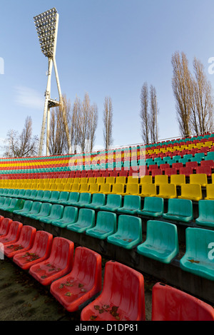 Bunte Plastikstühle im Friedrich-Ludwig-Jahn-Stadion in Berlin, Deutschland Stockfoto