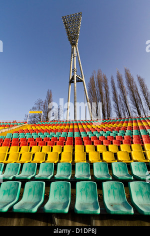 Bunte Plastikstühle im Friedrich-Ludwig-Jahn-Stadion in Berlin, Deutschland Stockfoto