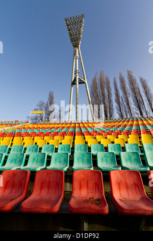 Bunte Plastikstühle im Friedrich-Ludwig-Jahn-Stadion in Berlin, Deutschland Stockfoto