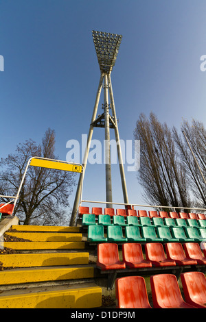 Bunte Plastikstühle im Friedrich-Ludwig-Jahn-Stadion in Berlin, Deutschland Stockfoto