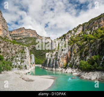 El Entremon, eine schmalere Kalkstein Schlucht aber mündet der Fluss CInca aus der Mediana Reservoir, Huesca, Aragon, Spanien Stockfoto