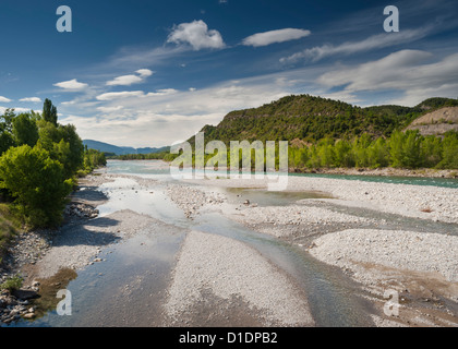 Rio Cinca, ein kräftiger Fluss fließt nach Süden von den hohen Pyrenäen durch Ainsa, Provinz Huesca, Aragon, Nordspanien Stockfoto