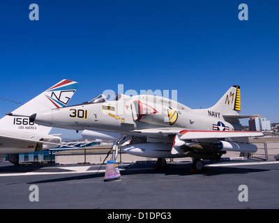 Flugzeuge auf dem Deck des Flugzeugträgers USS Midway Nabel Museum in San Diego Kalifornien USA Stockfoto