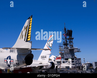 Flugzeuge auf dem Deck des Flugzeugträgers USS Midway Nabel Museum in San Diego Kalifornien USA Stockfoto