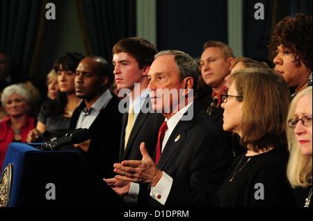 17. Dezember 2012 - Manhattan, New York, USA - Bürgermeister MICHAEL BLOOMBERG mit Überlebenden und Angehörigen der Waffe Gewalt Opfer fordern einen Plan zur Waffengewalt aus Washington auf einer Pressekonferenz im Rathaus, Montag, 17. Dezember 2012 zu reduzieren. Bürgermeister gegen illegale Waffen frei 34 '' i Nachfrage einen Plan'' Videos - persönliche Geschichten repräsentieren die 34 Amerikaner getötet mit Gewehren jeden Tag. (Bild Kredit: Bryan Smith/ZUMAPRESS.com ©) Stockfoto