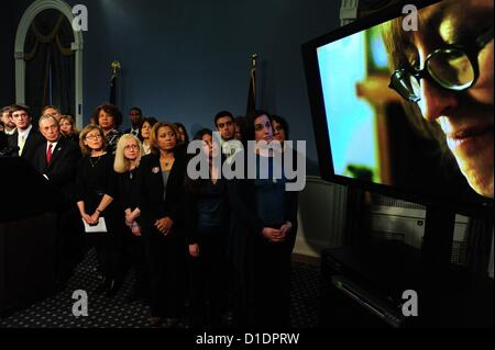 17. Dezember 2012 - Manhattan, New York, USA - Bürgermeister MICHAEL BLOOMBERG mit Überlebenden und Angehörigen der Waffe Gewalt Opfer fordern einen Plan zur Waffengewalt aus Washington auf einer Pressekonferenz im Rathaus, Montag, 17. Dezember 2012 zu reduzieren. Bürgermeister gegen illegale Waffen frei 34 '' i Nachfrage einen Plan'' Videos - persönliche Geschichten repräsentieren die 34 Amerikaner getötet mit Gewehren jeden Tag. (Bild Kredit: Bryan Smith/ZUMAPRESS.com ©) Stockfoto