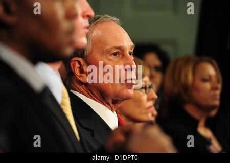 17. Dezember 2012 - Manhattan, New York, USA - Bürgermeister MICHAEL BLOOMBERG mit Überlebenden und Angehörigen der Waffe Gewalt Opfer fordern einen Plan zur Waffengewalt aus Washington auf einer Pressekonferenz im Rathaus, Montag, 17. Dezember 2012 zu reduzieren. Bürgermeister gegen illegale Waffen frei 34 '' i Nachfrage einen Plan'' Videos - persönliche Geschichten repräsentieren die 34 Amerikaner getötet mit Gewehren jeden Tag. (Bild Kredit: Bryan Smith/ZUMAPRESS.com ©) Stockfoto