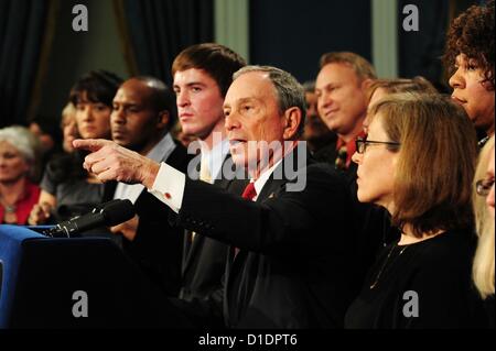 17. Dezember 2012 - Manhattan, New York, USA - Bürgermeister MICHAEL BLOOMBERG mit Überlebenden und Angehörigen der Waffe Gewalt Opfer fordern einen Plan zur Waffengewalt aus Washington auf einer Pressekonferenz im Rathaus, Montag, 17. Dezember 2012 zu reduzieren. Bürgermeister gegen illegale Waffen frei 34 '' i Nachfrage einen Plan'' Videos - persönliche Geschichten repräsentieren die 34 Amerikaner getötet mit Gewehren jeden Tag. (Bild Kredit: Bryan Smith/ZUMAPRESS.com ©) Stockfoto
