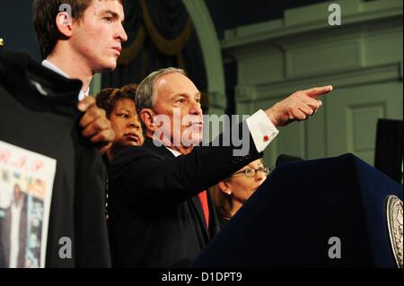 17. Dezember 2012 - Manhattan, New York, USA - Bürgermeister MICHAEL BLOOMBERG mit Überlebenden und Angehörigen der Waffe Gewalt Opfer fordern einen Plan zur Waffengewalt aus Washington auf einer Pressekonferenz im Rathaus, Montag, 17. Dezember 2012 zu reduzieren. Bürgermeister gegen illegale Waffen frei 34 '' i Nachfrage einen Plan'' Videos - persönliche Geschichten repräsentieren die 34 Amerikaner getötet mit Gewehren jeden Tag. (Bild Kredit: Bryan Smith/ZUMAPRESS.com ©) Stockfoto