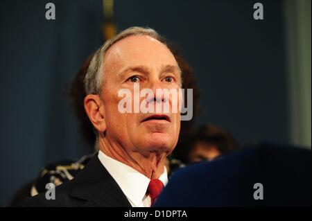 17. Dezember 2012 - Manhattan, New York, USA - Bürgermeister MICHAEL BLOOMBERG mit Überlebenden und Angehörigen der Waffe Gewalt Opfer fordern einen Plan zur Waffengewalt aus Washington auf einer Pressekonferenz im Rathaus, Montag, 17. Dezember 2012 zu reduzieren. Bürgermeister gegen illegale Waffen frei 34 '' i Nachfrage einen Plan'' Videos - persönliche Geschichten repräsentieren die 34 Amerikaner getötet mit Gewehren jeden Tag. (Bild Kredit: Bryan Smith/ZUMAPRESS.com ©) Stockfoto
