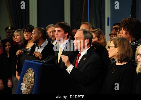 17. Dezember 2012 - Manhattan, New York, USA - Bürgermeister MICHAEL BLOOMBERG mit Überlebenden und Angehörigen der Waffe Gewalt Opfer fordern einen Plan zur Waffengewalt aus Washington auf einer Pressekonferenz im Rathaus, Montag, 17. Dezember 2012 zu reduzieren. Bürgermeister gegen illegale Waffen frei 34 '' i Nachfrage einen Plan'' Videos - persönliche Geschichten repräsentieren die 34 Amerikaner getötet mit Gewehren jeden Tag. (Bild Kredit: Bryan Smith/ZUMAPRESS.com ©) Stockfoto