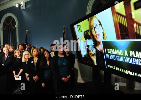 17. Dezember 2012 - Manhattan, New York, USA - Bürgermeister MICHAEL BLOOMBERG mit Überlebenden und Angehörigen der Waffe Gewalt Opfer fordern einen Plan zur Waffengewalt aus Washington auf einer Pressekonferenz im Rathaus, Montag, 17. Dezember 2012 zu reduzieren. Bürgermeister gegen illegale Waffen frei 34 '' i Nachfrage einen Plan'' Videos - persönliche Geschichten repräsentieren die 34 Amerikaner getötet mit Gewehren jeden Tag. (Bild Kredit: Bryan Smith/ZUMAPRESS.com ©) Stockfoto