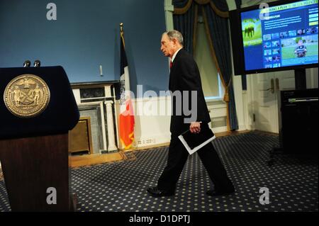 17. Dezember 2012 - Manhattan, New York, USA - Bürgermeister MICHAEL BLOOMBERG mit Überlebenden und Angehörigen der Waffe Gewalt Opfer fordern einen Plan zur Waffengewalt aus Washington auf einer Pressekonferenz im Rathaus, Montag, 17. Dezember 2012 zu reduzieren. Bürgermeister gegen illegale Waffen frei 34 '' i Nachfrage einen Plan'' Videos - persönliche Geschichten repräsentieren die 34 Amerikaner getötet mit Gewehren jeden Tag. (Bild Kredit: Bryan Smith/ZUMAPRESS.com ©) Stockfoto