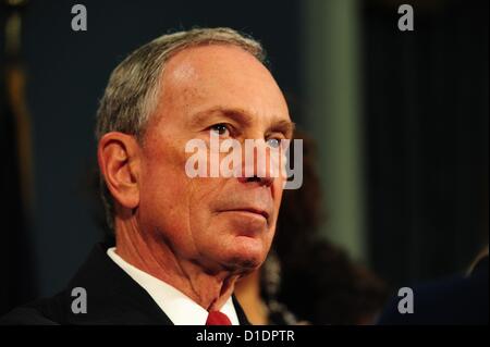17. Dezember 2012 - Manhattan, New York, USA - Bürgermeister MICHAEL BLOOMBERG mit Überlebenden und Angehörigen der Waffe Gewalt Opfer fordern einen Plan zur Waffengewalt aus Washington auf einer Pressekonferenz im Rathaus, Montag, 17. Dezember 2012 zu reduzieren. Bürgermeister gegen illegale Waffen frei 34 '' i Nachfrage einen Plan'' Videos - persönliche Geschichten repräsentieren die 34 Amerikaner getötet mit Gewehren jeden Tag. (Bild Kredit: Bryan Smith/ZUMAPRESS.com ©) Stockfoto