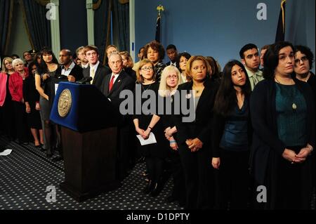 17. Dezember 2012 - Manhattan, New York, USA - Bürgermeister MICHAEL BLOOMBERG mit Überlebenden und Angehörigen der Waffe Gewalt Opfer fordern einen Plan zur Waffengewalt aus Washington auf einer Pressekonferenz im Rathaus, Montag, 17. Dezember 2012 zu reduzieren. Bürgermeister gegen illegale Waffen frei 34 '' i Nachfrage einen Plan'' Videos - persönliche Geschichten repräsentieren die 34 Amerikaner getötet mit Gewehren jeden Tag. (Bild Kredit: Bryan Smith/ZUMAPRESS.com ©) Stockfoto