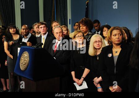 17. Dezember 2012 - Manhattan, New York, USA - Bürgermeister MICHAEL BLOOMBERG mit Überlebenden und Angehörigen der Waffe Gewalt Opfer fordern einen Plan zur Waffengewalt aus Washington auf einer Pressekonferenz im Rathaus, Montag, 17. Dezember 2012 zu reduzieren. Bürgermeister gegen illegale Waffen frei 34 '' i Nachfrage einen Plan'' Videos - persönliche Geschichten repräsentieren die 34 Amerikaner getötet mit Gewehren jeden Tag. (Bild Kredit: Bryan Smith/ZUMAPRESS.com ©) Stockfoto