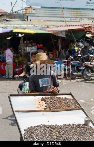 Verkauf von kambodschanische Essen auf einem Markt in Phnom Penh, Kambodscha Stockfoto