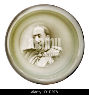 Antike (1902) Krönung Souvenir Porzellan Teetasse mit Lithopane von König Edward VII in den Boden des Bechers. Stockfoto