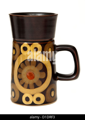 Jahrgang 1960 Denby "Arabesque" Kaffee / Tee Becher mit kreisförmigen geometrischen Muster. Stockfoto