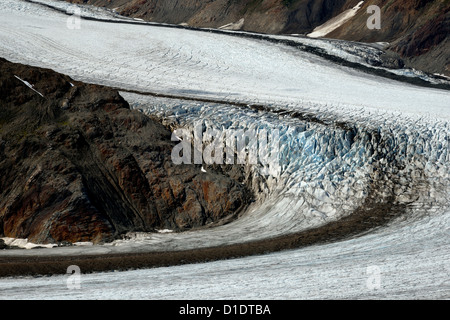 Eine Nahaufnahme Landschaftsbild des Zentrums geschwungenen arm der Salmon Gletscher zeigen grobe gezackte Eisbrocken blau