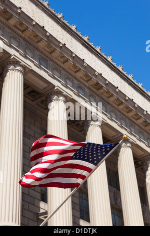 Amerikanische Flagge im Bereich des Handels, die Gebäude in Washington - USA Stockfoto