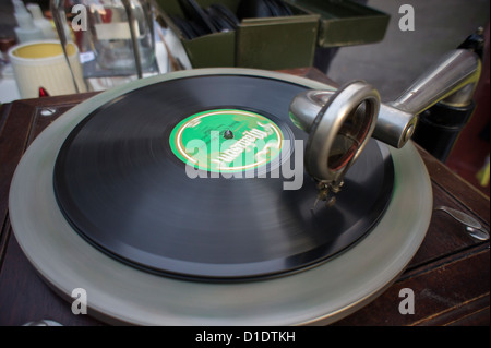 Ein Rekord-Fan spielt eine antike 78 Rpm Schallplatte auf ein antikes Grammophon auf New York Stockfoto
