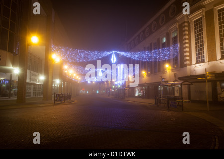 Mitternacht in Clarence Street, Kingston Upon Thames, Surrey, UK. Stockfoto