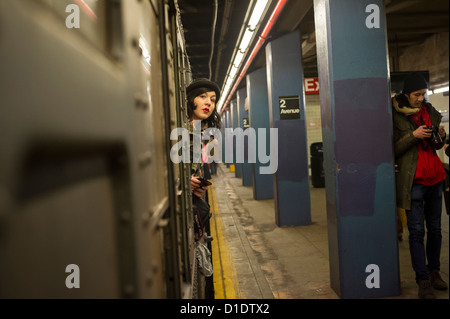 New Yorker, Touristen und u-Bahn Stärkungszauber, einige im historischen Gewand, Reisen auf einem Vintage MTA Nostalgie Zug Weihnachten Saison Fahrt Stockfoto