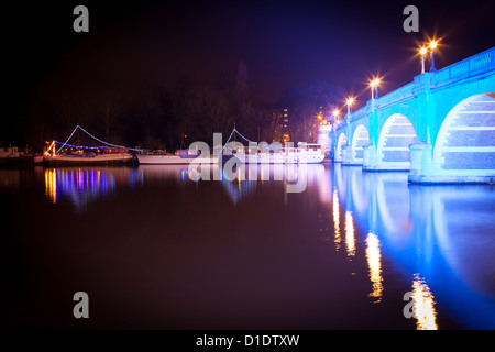 Kingston Bridge und Riverside von der Kingston Treidelpfad, Blick in Richtung Hampton Wick, Richmond Borough. Stockfoto